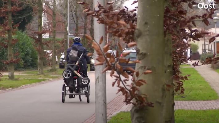 foto screenshot rtv oost - 91-jarige Peter fietst elke dag 34 km naar zijn vrouw met Alzheimer